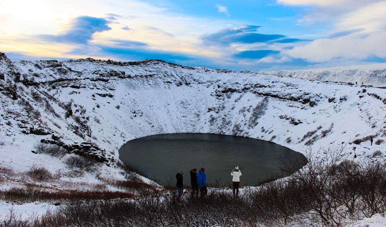 O lago na cratera do Vulcão Kerid na Islândia