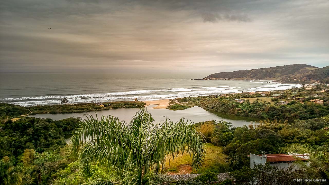 Fim de tarde na Praia do Rosa, em Imbituba - SC