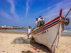 Pescadores na Praia do Cardoso, em Laguna - Rota da Baleia Franca