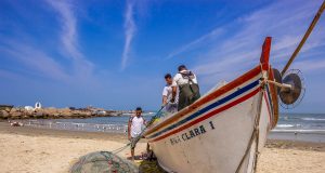 Pescadores na Praia do Cardoso, em Laguna - Rota da Baleia Franca