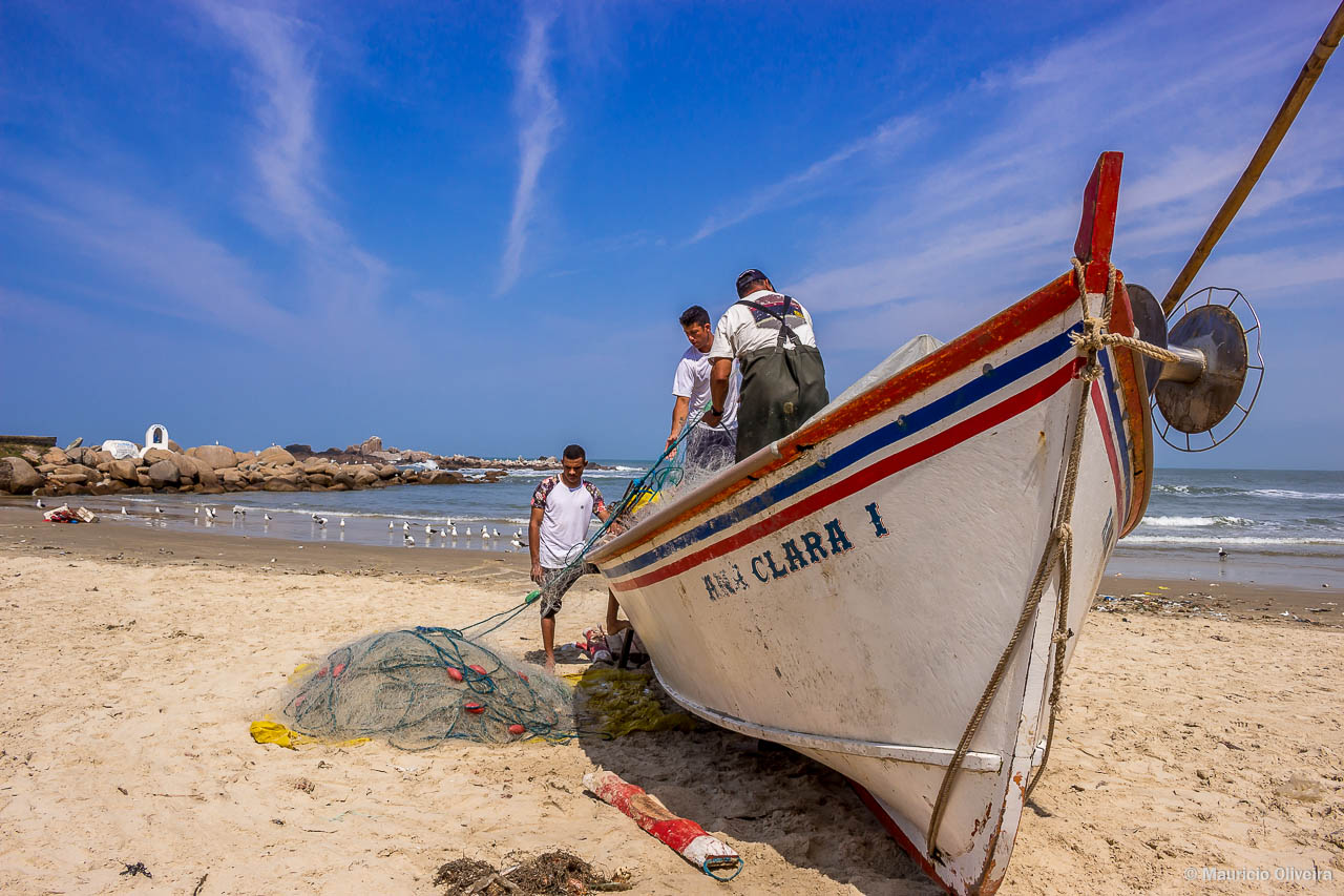 Pescadores na Praia do Cardoso, em Laguna - Rota da Baleia Franca