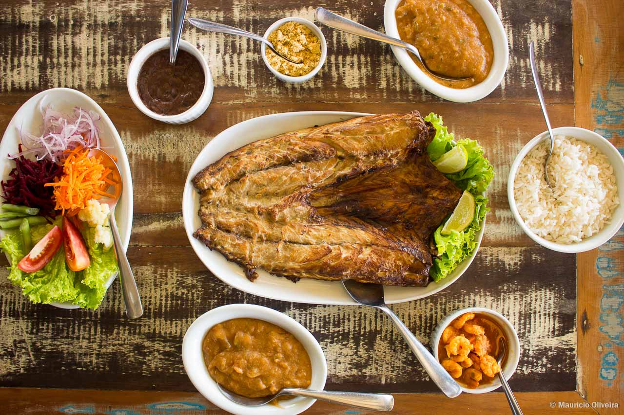 Nosso banquete! Tainha assada na brasa do Restaurante Geraldo, em Laguna