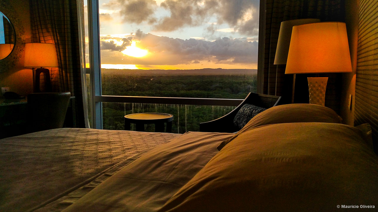 Cama com vista para o pôr-do-sol no Sheraton Reserva do Paiva, em Cabo de Santo Agostinho