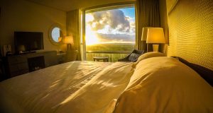 Cama com vista para o pôr-do-sol no Sheraton Reserva do Paiva, em Cabo de Santo Agostinho