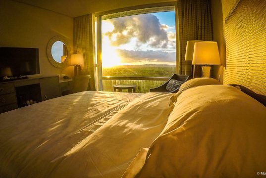 Cama com vista para o pôr-do-sol no Sheraton Reserva do Paiva, em Cabo de Santo Agostinho