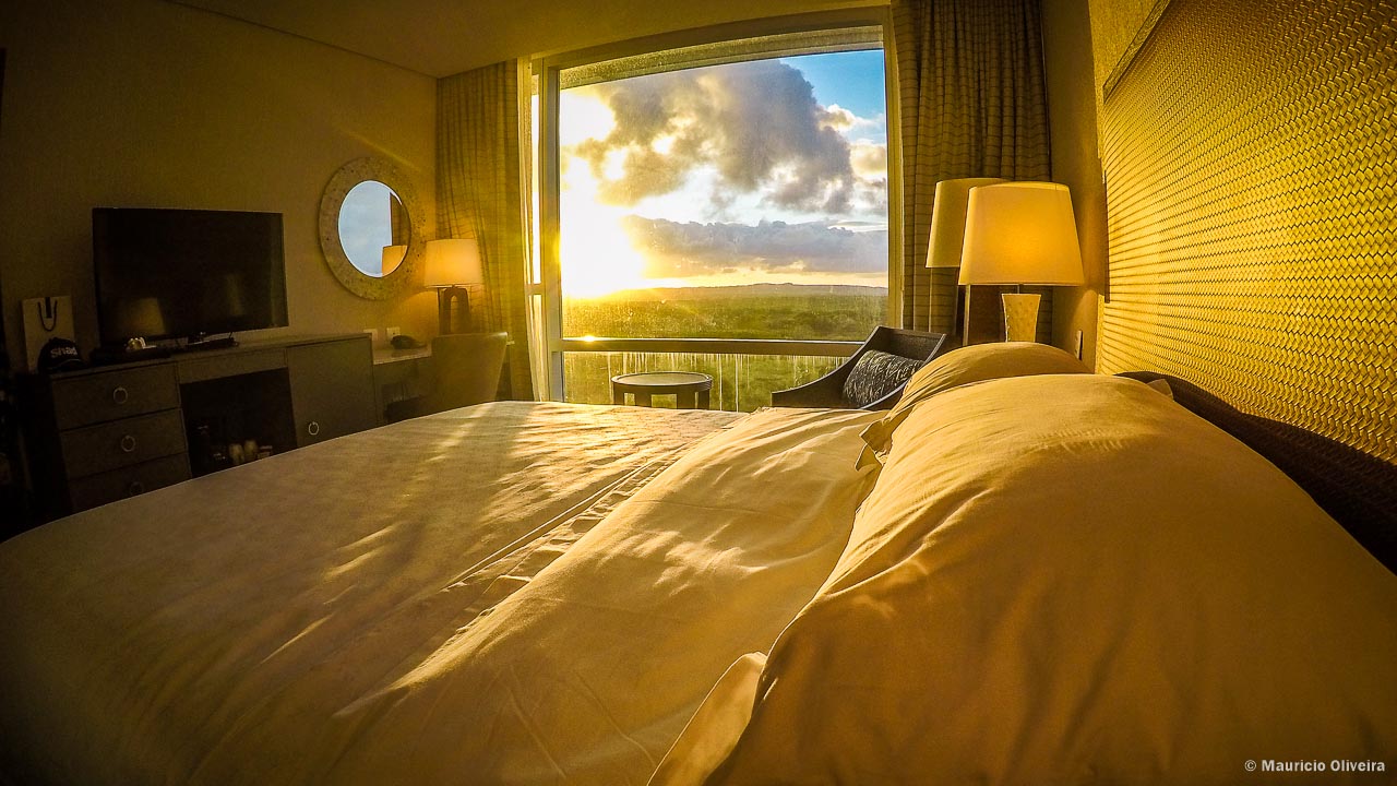 Cama com vista para o pôr-do-sol no Sheraton Reserva do Paiva, em Cabo de Santo Agostinho