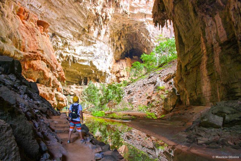 A esquerda, os Cogumelos Vermelhos e ao fundo, na gruta, a Tartaruga Gigante