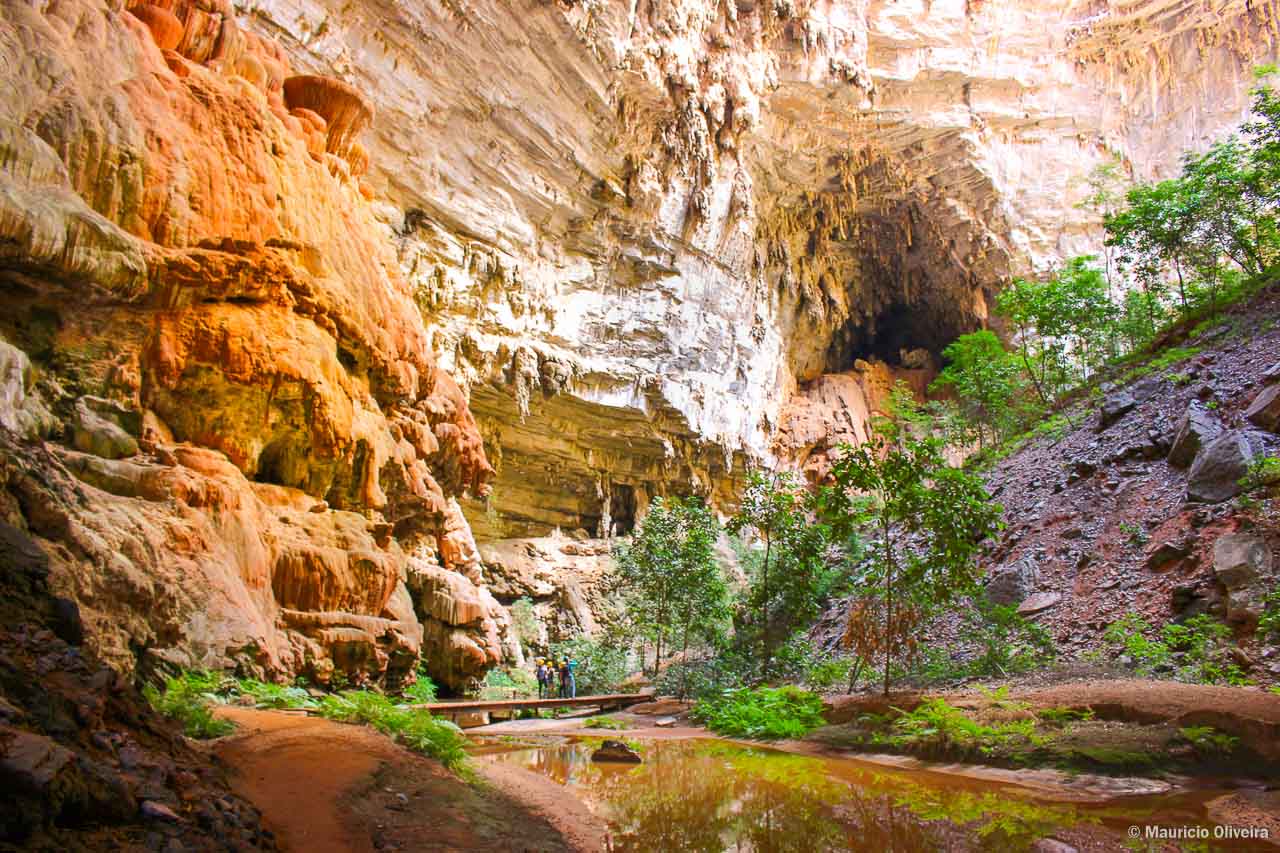 Grandes salões iluminados são o destaque da Gruta do Janelão, no Parque Nacional Cavernas do Peruaçu - MG