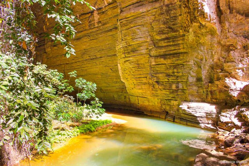 Rio Peruaçu correndo dentro da gruta