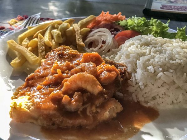 Peixe com molho de Camarão - Comida caiçara