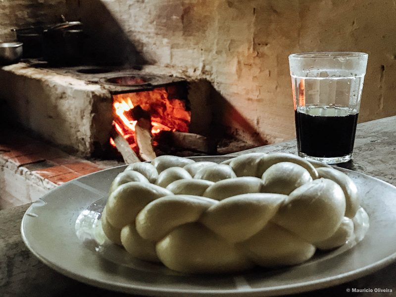 Queijo trançado e café passado na hora para os turistas