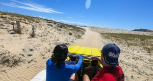 Em um passeio de bugue é possível conhecer bastante coisa em Canoa Quebrada
