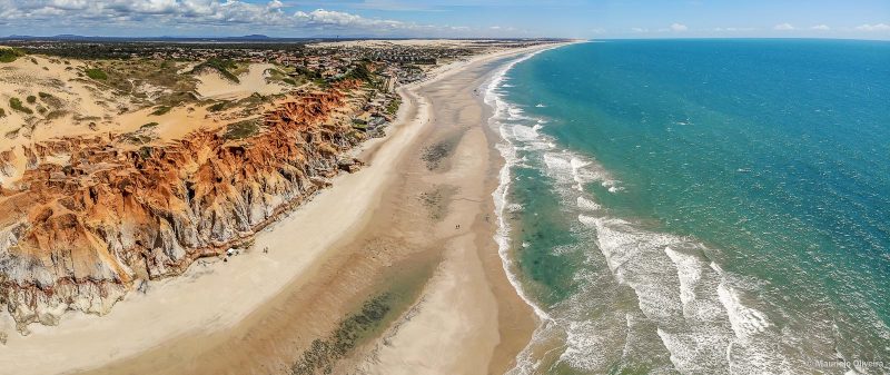 Panorâmica aérea do Monumento Natural das Falésias de Morro Branco - CE